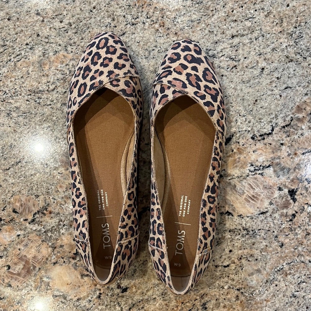 TOMS Julie Leopard flats, NWOB, size 9